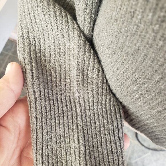 Ruby Moon v neck sweater sage green tight knit size medium - Picture 8 of 12